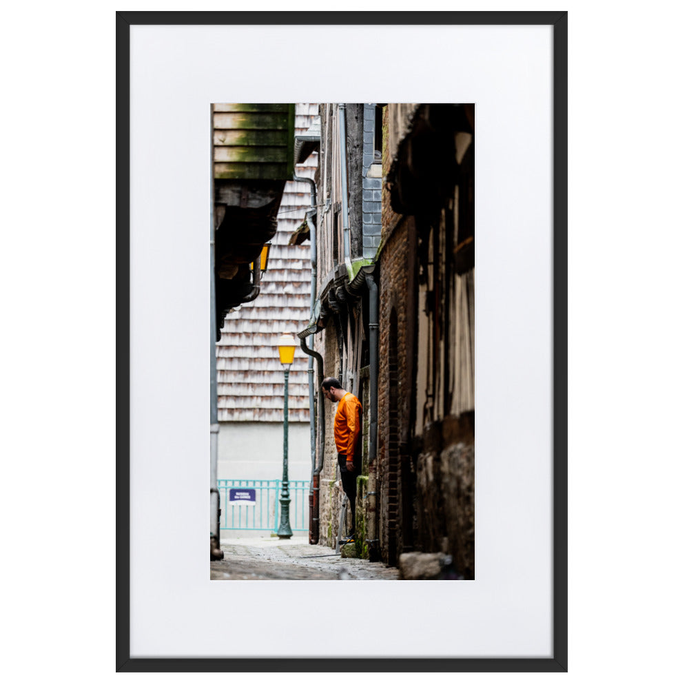 Poster de rue capturant la beauté d'un passage médiéval dans la ville de Pont-Audemer, avec une réplique de la Tour Eiffel.