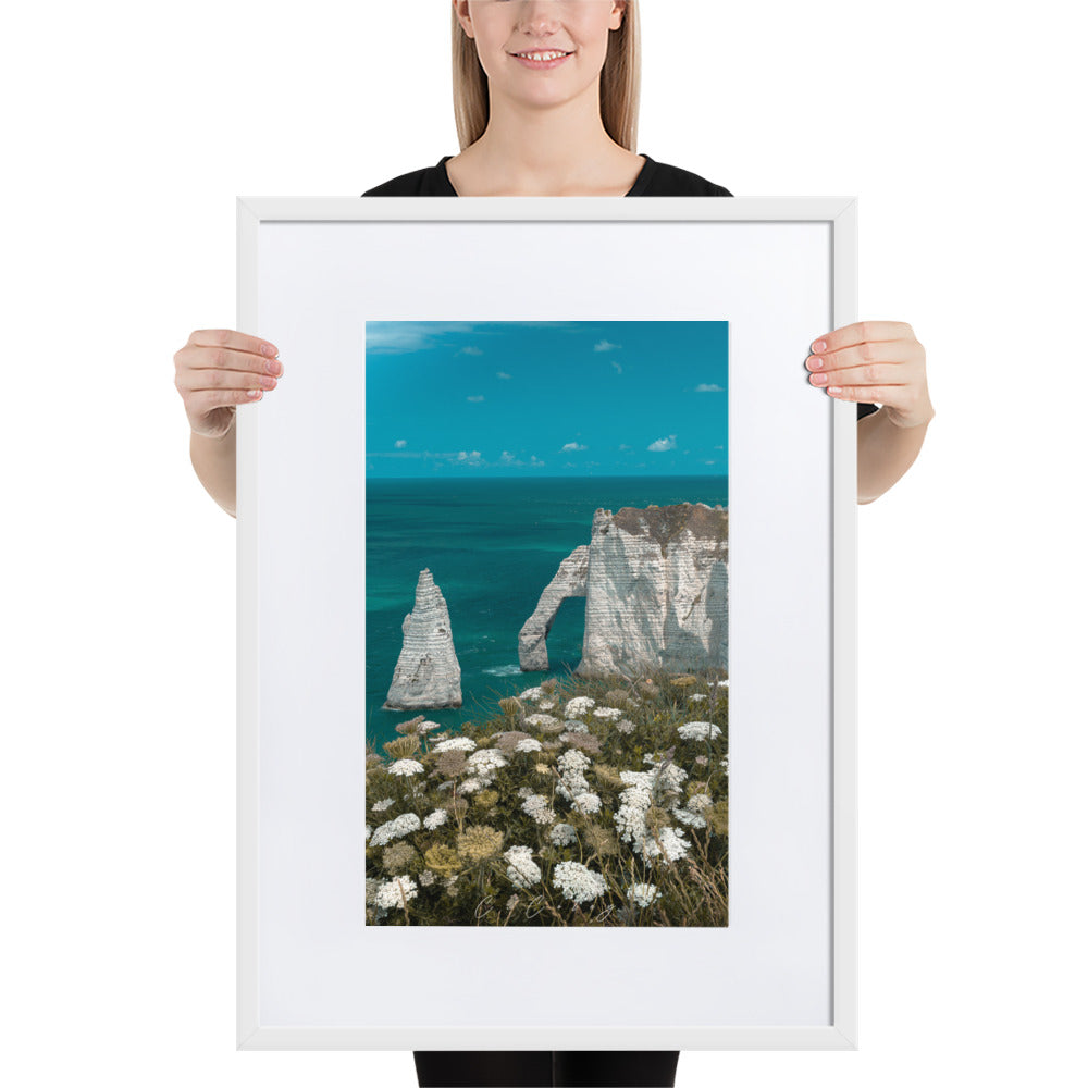 Vue panoramique des falaises d'Étretat avec la mer déchaînée en premier plan, encadrée élégamment en bois d'ayous, une œuvre photographique signée Charles Coley.