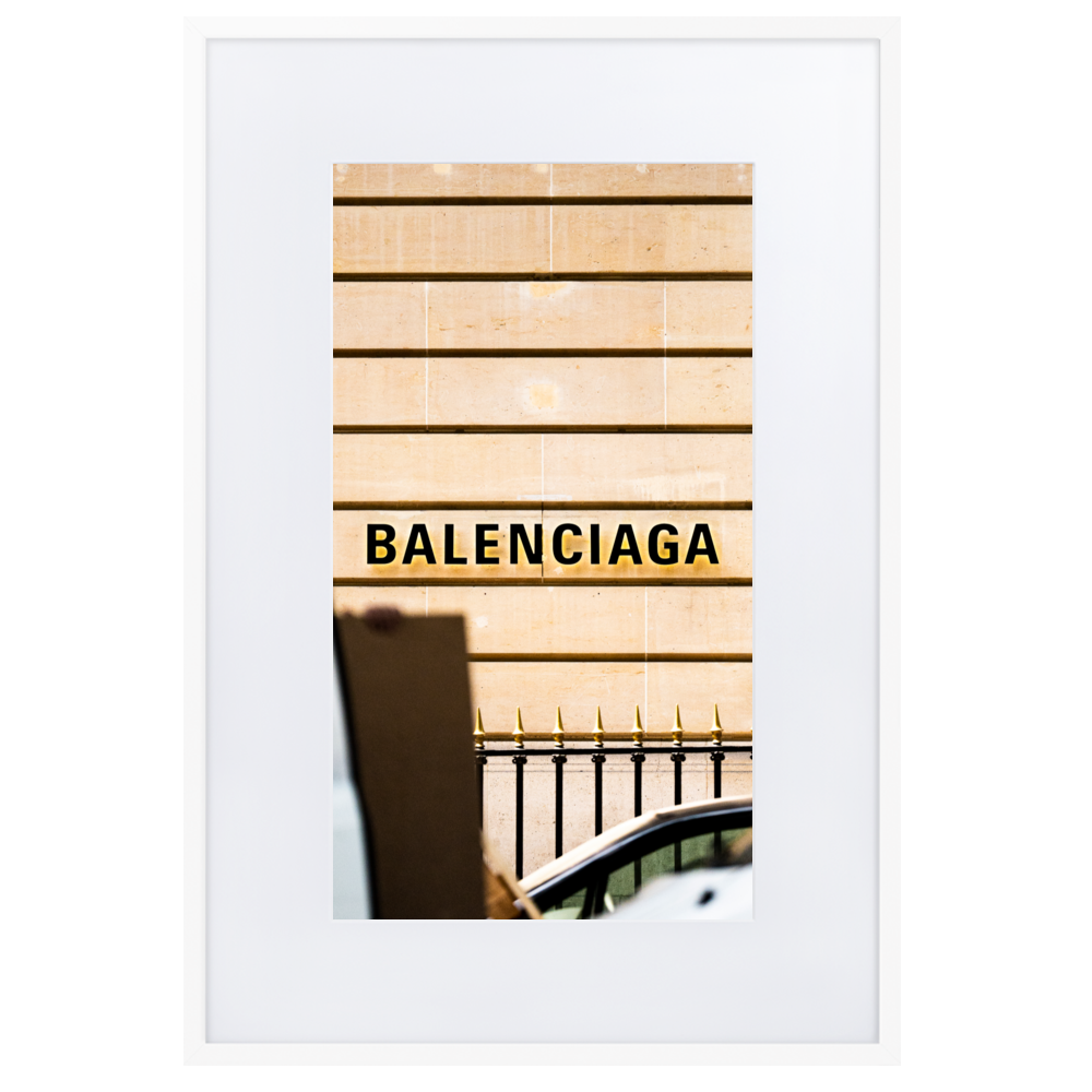 Poster de la photographie "Balenciaga", montrant l'enseigne d'une marque de luxe dans un contexte de rue. Poster marque de luxe.